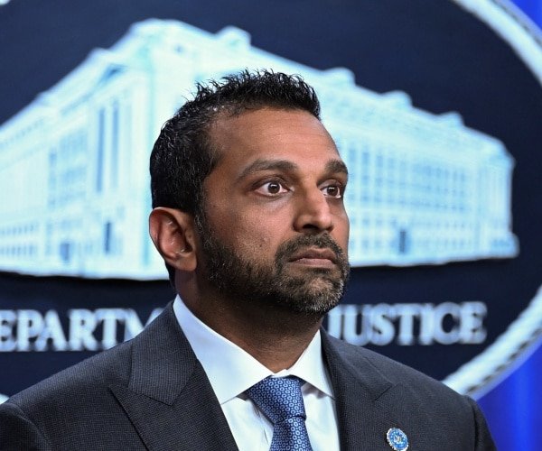 Sous Patel, le FBI noue des liens sans précédent en matière d'application de la loi avec la Chine et la Russie