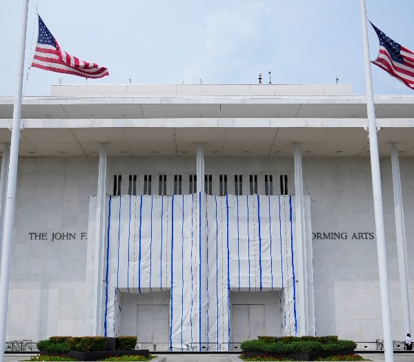 Le combat contre le nom de Trump au Kennedy Center revient devant le tribunal alors que le juge soulève des questions