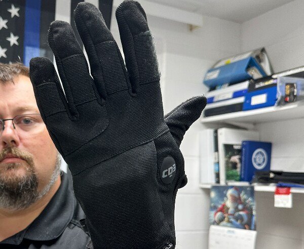 ICE accorde un contrat de 16,7 millions de dollars pour des milliers de gants anti-choc