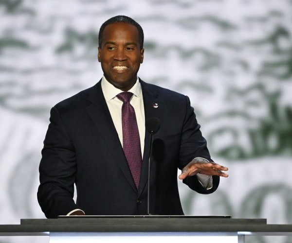 Le candidat du Parti républicain du Michigan, John James, exhorte les pourparlers au Canada