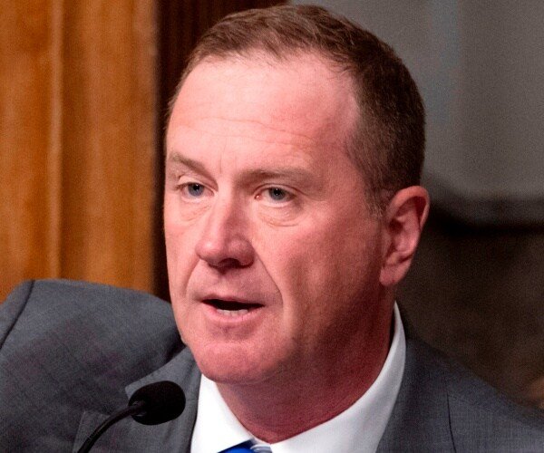 Le sénateur Schmitt à Newsmax : le projet de loi rétablirait l'ordre dans les sports universitaires
