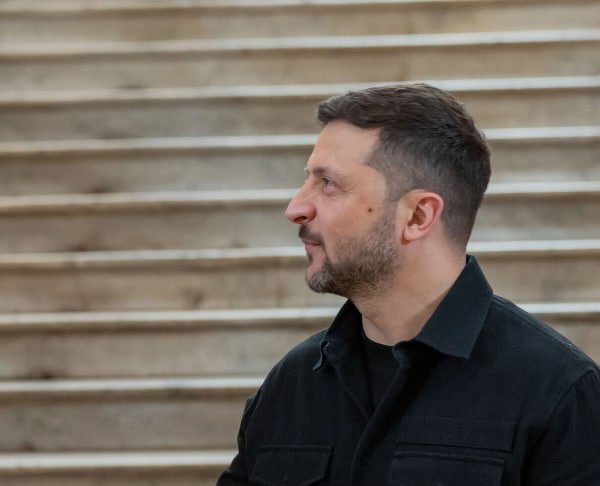 Zelensky arrive en Serbie pour sa première visite