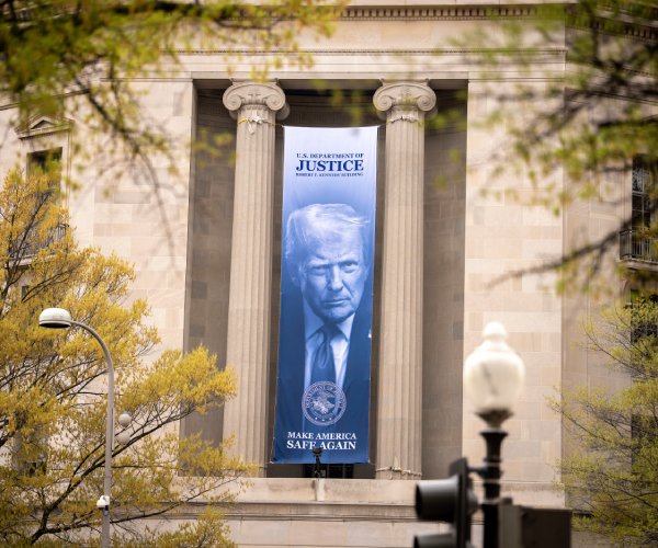 Le procureur limogé pour d’anciens messages critiques à l’égard de Trump poursuit le DOJ