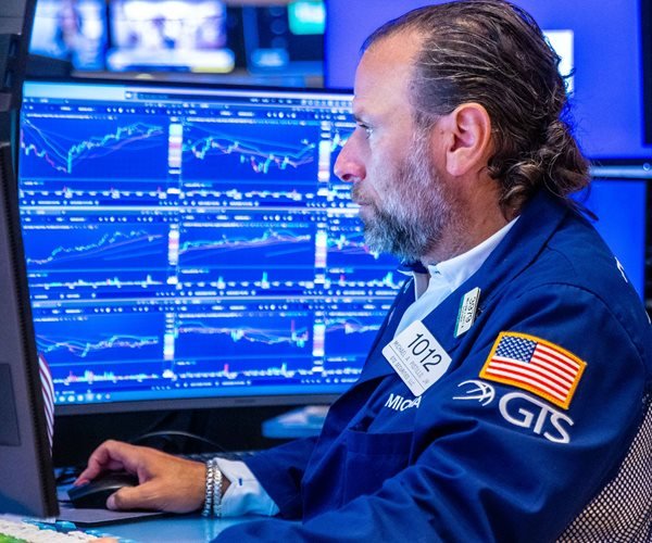 Les contrats à terme sur le Nasdaq surperforment alors que Nvidia apaise les craintes liées à l'IA