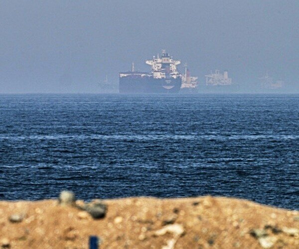 Les prix du pétrole chutent après que les États-Unis ont retardé leurs nouvelles frappes contre l’Iran