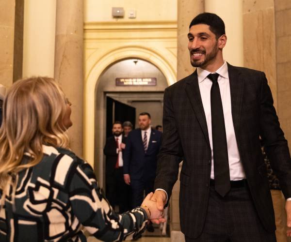 L'ancienne star de la NBA, Enes Freedom, défie la WNBA avec un projet de candidature