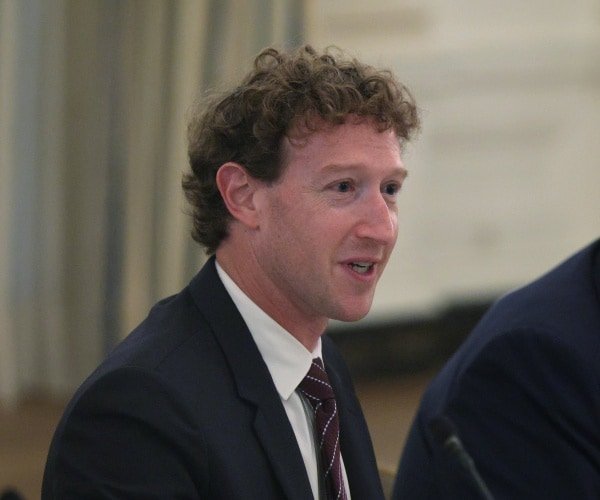 Meta lance un modèle d'IA et réclame moins de règles