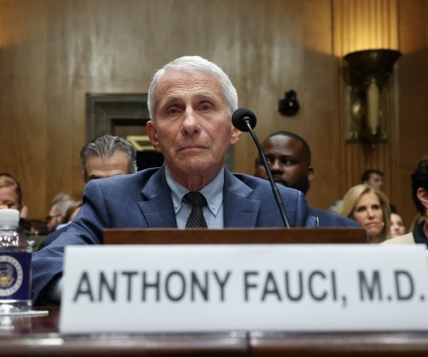 Les poursuites pour outrage à Fauci sont bloquées sur des questions juridiques