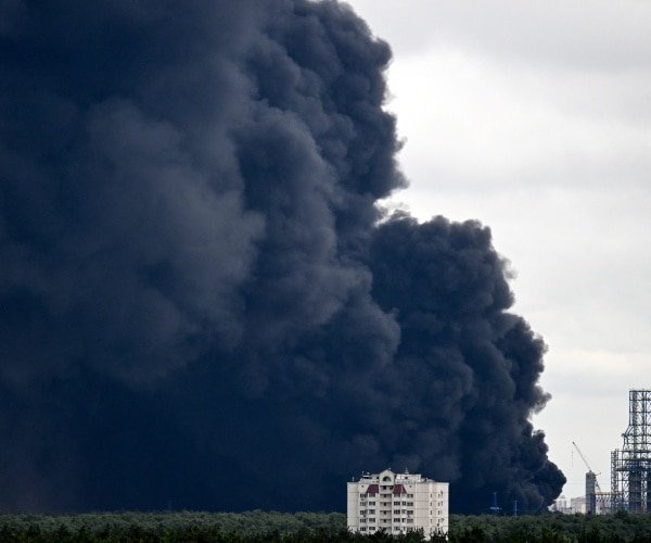 Une raffinerie de pétrole de Yaroslavl en Russie en feu après une attaque de drone ukrainien