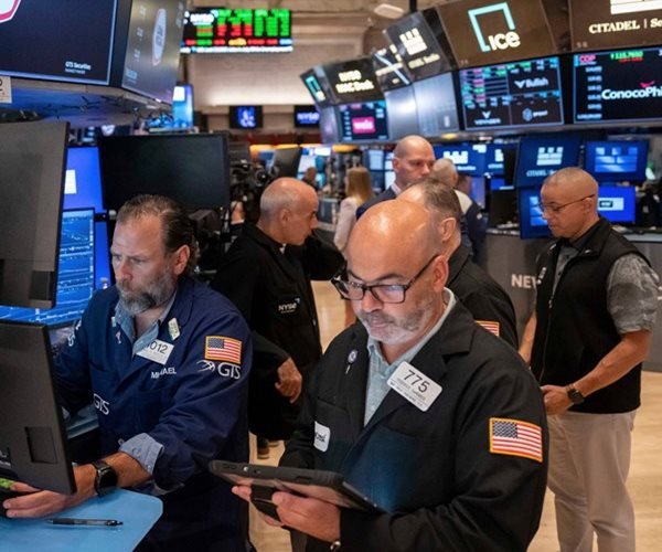S&P clôture à un record, clôturant la semaine des bannières