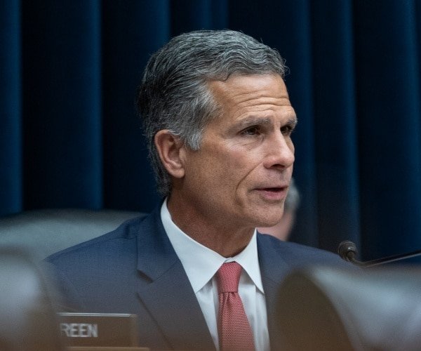 Le représentant Dan Meuser à Newsmax : la fraude approche les 1 000 milliards de dollars