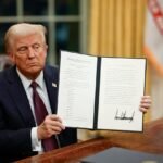 Donald Trump brandit un décret signé dans le Bureau ovale