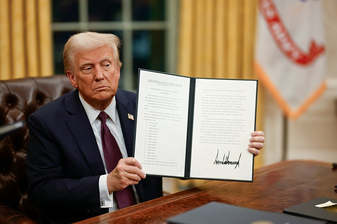 Donald Trump brandit un décret signé dans le Bureau ovale
