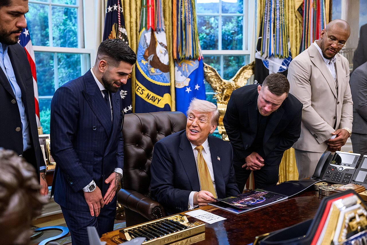 Donald Trump s'entretient dans le Bureau ovale
