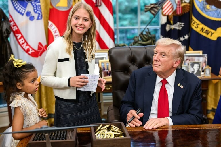 Donald Trump au bureau Resolute, Bureau ovale