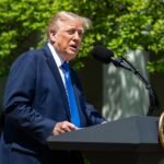 Donald Trump prononce un discours au pupitre présidentiel