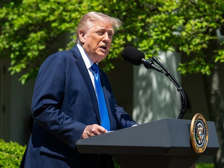 Donald Trump prononce un discours au pupitre présidentiel