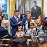 Donald Trump signe un décret sous les applaudissements