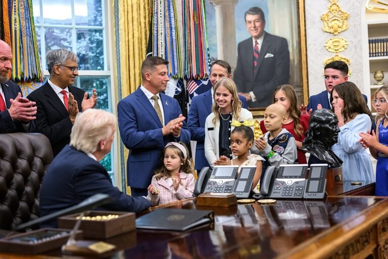 Donald Trump signe un décret sous les applaudissements