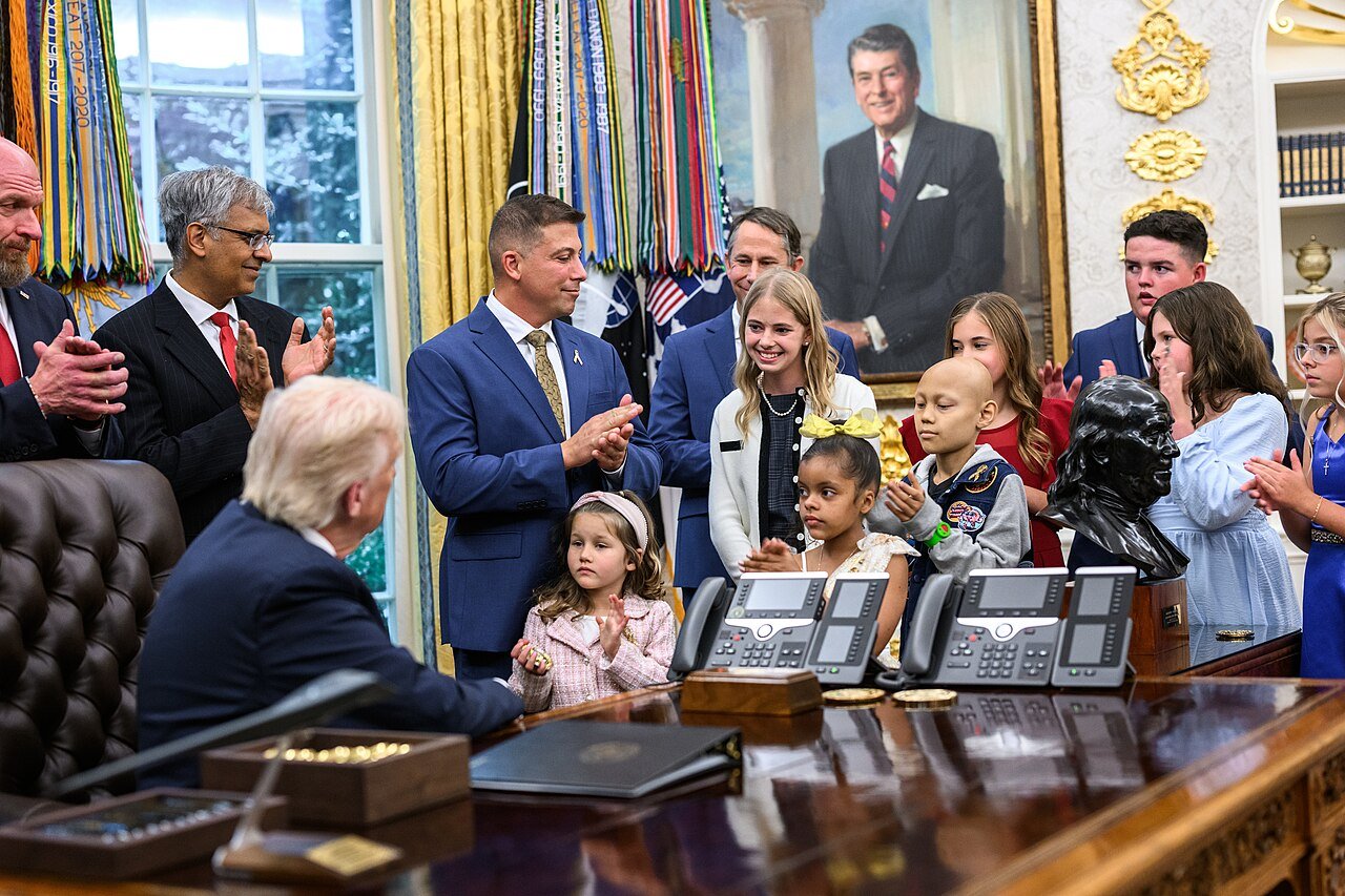 Donald Trump signe un décret sous les applaudissements