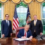 Donald Trump signe un décret au bureau Resolute