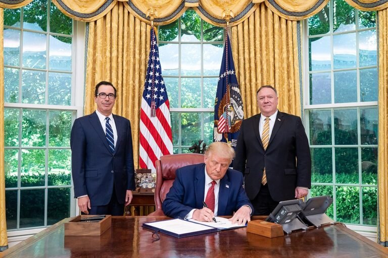 Donald Trump signe un décret au bureau Resolute