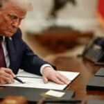 Donald Trump signe un décret (gros plan)