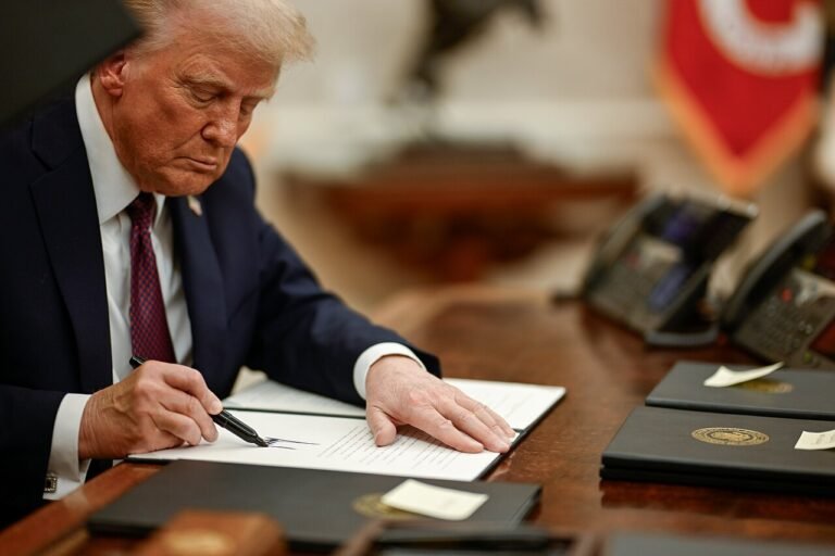 Donald Trump signe un décret (gros plan)