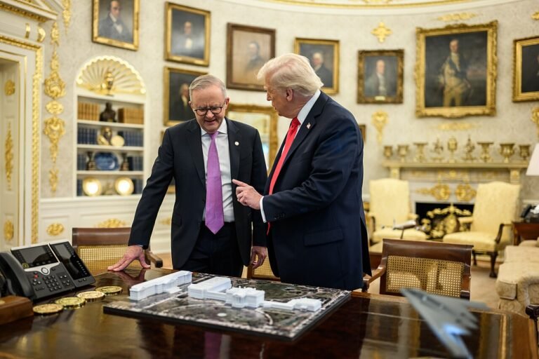 Donald Trump lors d'une séance de signature au Bureau ovale