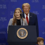Dans son discours au Nevada, Trump poursuit un enfant sur scène avant de plaisanter en disant qu'il ne veut pas qu'il « soit Biden et tombe »