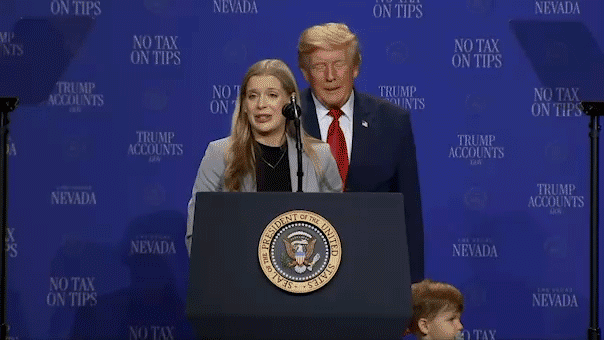 Dans son discours au Nevada, Trump poursuit un enfant sur scène avant de plaisanter en disant qu'il ne veut pas qu'il « soit Biden et tombe »