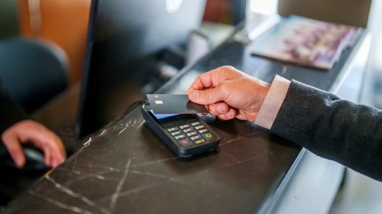 L'escroquerie caritative Tap-to-Pay peut vous coûter des milliers de dollars