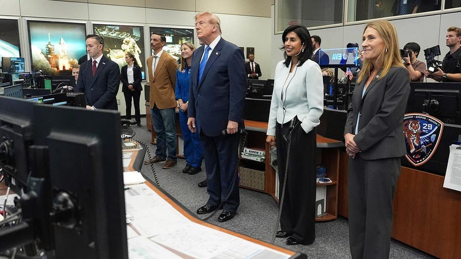 Trump appelle l'équipage de l'ISS depuis Houston pour féliciter les pionniers de l'espace et leur proposer un « temps de bureau ovale »