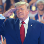 Trump écarte la question d'un journaliste sur sa candidature à un troisième mandat en 2028 : "La loi est très stricte"