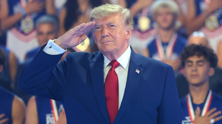 Trump écarte la question d'un journaliste sur sa candidature à un troisième mandat en 2028 : "La loi est très stricte"