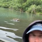 Une mère grizzli se dirige vers un bateau de pêche en Alaska, aperçoit un saumon dans l'eau et l'arrache à…