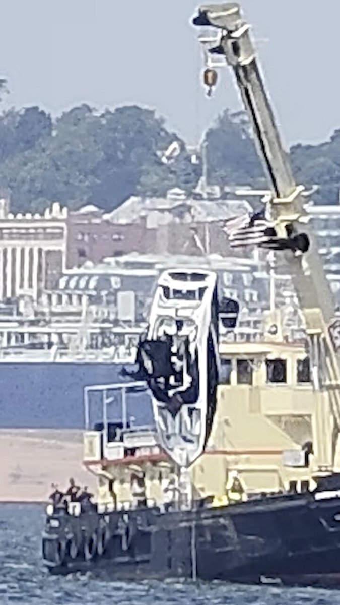 Des vidéos et des photos sinistres montrent les autorités récupérant un petit bateau à moteur blanc qui a…
