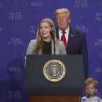Le président Trump court après un petit enfant après que la famille de l’enfant l’a rejoint sur scène lors…