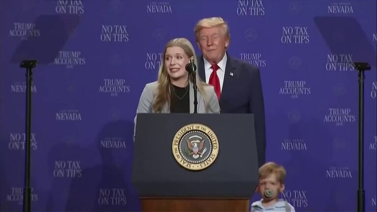Le président Trump court après un petit enfant après que la famille de l’enfant l’a rejoint sur scène lors…