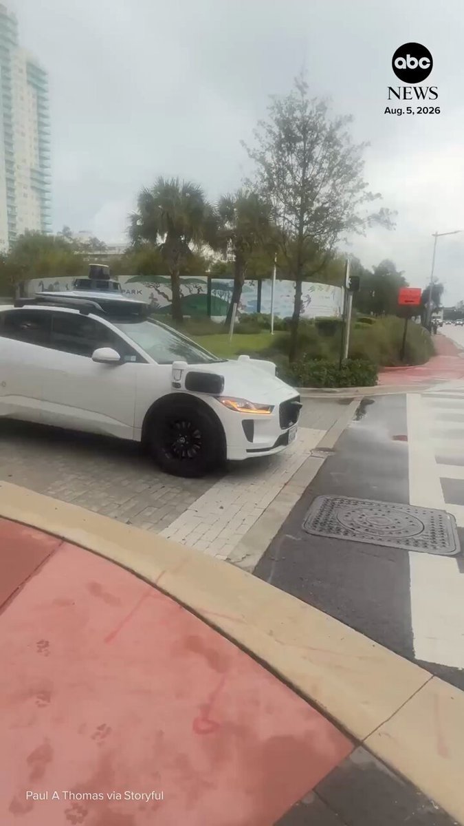 Deux Waymos sont apparus coincés dans une impasse à une intersection de Miami Beach avant que l'un d'eux…
