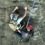 Un alpiniste libre bloqué sur une paroi rocheuse de Géorgie appelle le 911, provoquant un sauvetage spectaculaire par les pompiers