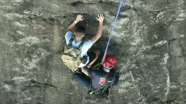 Un alpiniste libre bloqué sur une paroi rocheuse de Géorgie appelle le 911, provoquant un sauvetage spectaculaire par les pompiers