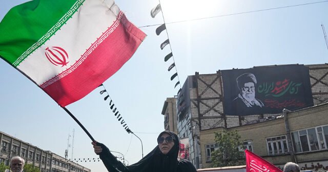 L’Iran promet une réponse militaire « dévastatrice » : les États-Unis se préparent à imposer les sanctions les plus sévères pour « effondrer » le régime