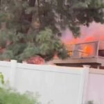 Des bâtiments ont été ravagés par les flammes lorsque l'incendie d'Old Trails a ravagé le comté de…