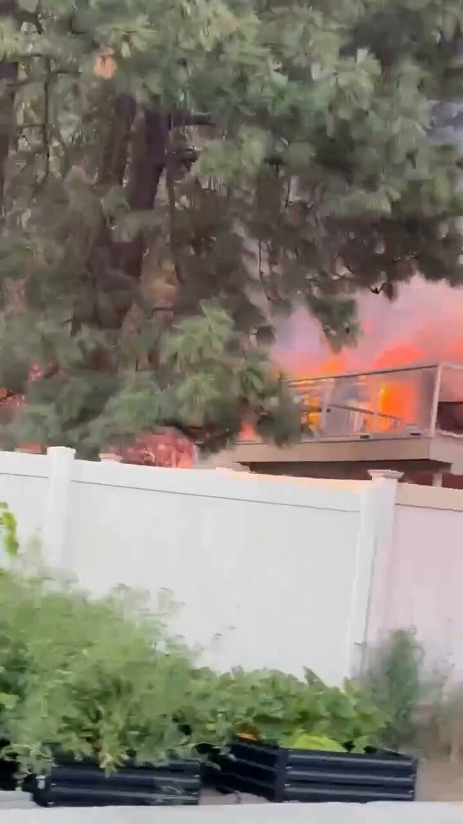 Des bâtiments ont été ravagés par les flammes lorsque l'incendie d'Old Trails a ravagé le comté de…