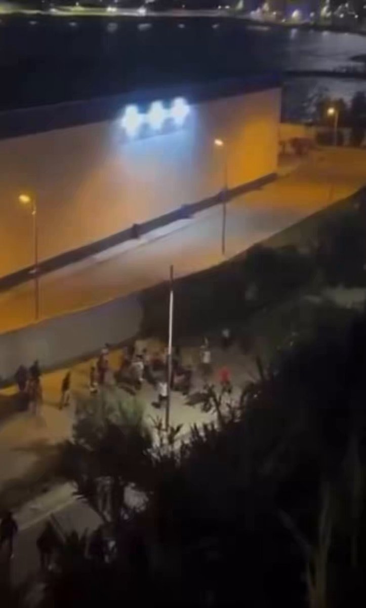 La police espagnole a ouvert le feu sur la foule à Ceuta ce soir.