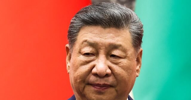 Le Chinois Xi Jinping tend la main au Cubain Raul Castro alors que l'Amérique latine tourne à droite