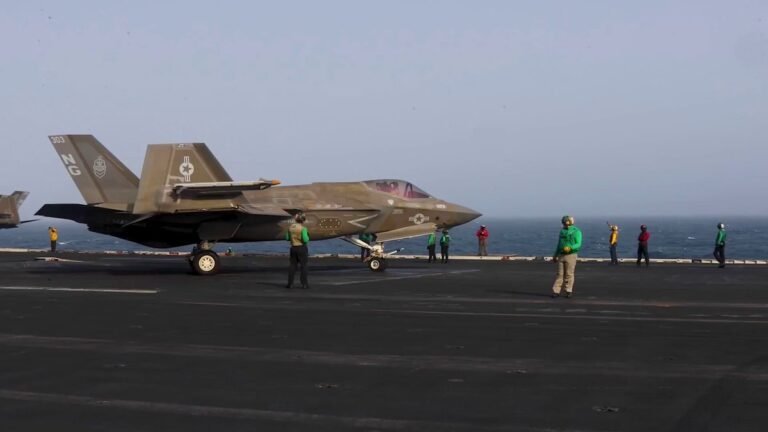 CENTCOM : Un avion de combat furtif F-35C du Corps des Marines des États-Unis est lancé depuis l'USS…