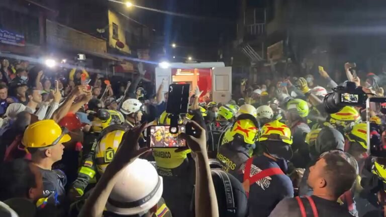 Une femme a été secourue après avoir été coincée sous les décombres pendant plus de 30 heures à la suite…