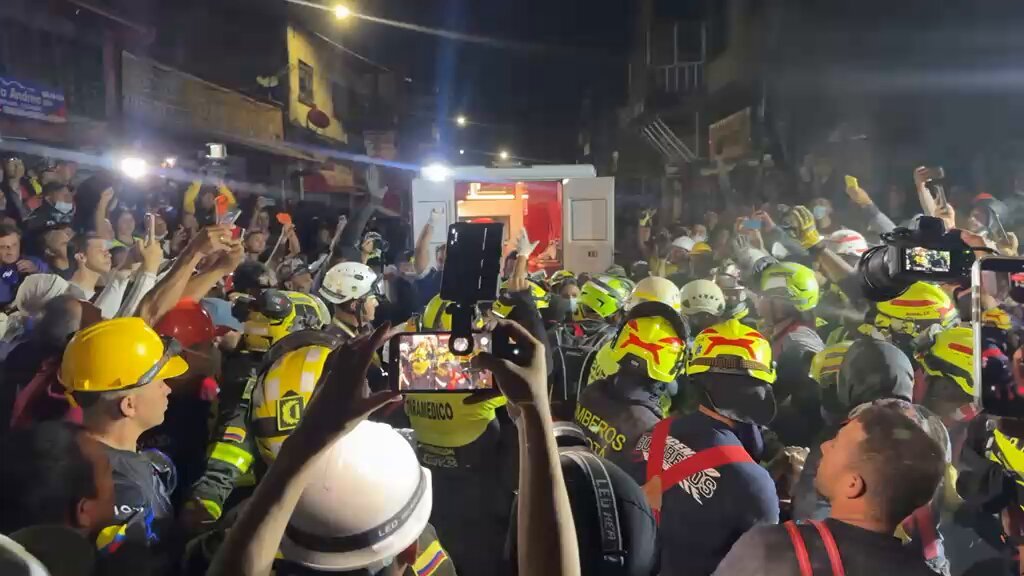 Une femme a été secourue après avoir été coincée sous les décombres pendant plus de 30 heures à la suite…